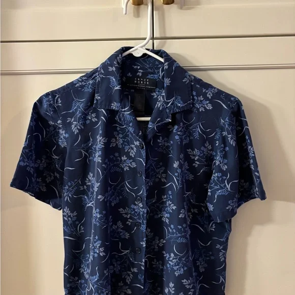 Floral and Patterned Women’s Shirt Collection. Nine Pieces - Picture 8 of 10